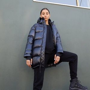 ARITZIA MID LENGTH SUPER PUFF IN BLACK HIGH GLOSS